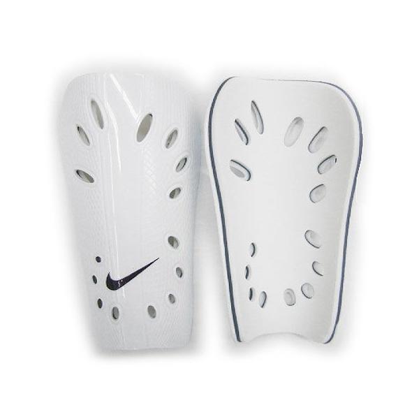 人間の脛骨の形状に適した構造のナイキシンガード(レガース)。耐久性と軽量性に優れる薄型PEボディ。デュアルデンシティの抗菌加工EVAフォームパッキング。品質：ポリエチレン、エチレン酢酸ビニルカラー：ホワイト×ブラックサイズ目安：M(約16×...