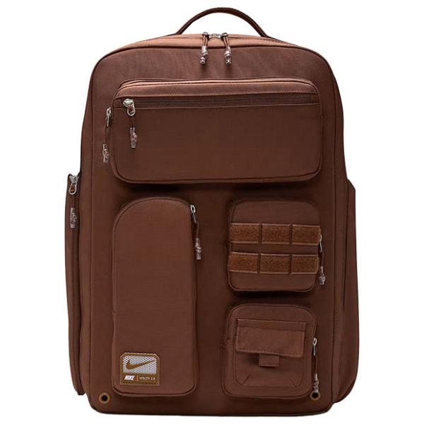 ナイキ、大人/メンズ用バックパック。メインコンパートメントに仕切りを設け、スニーカーを他のギアと分けて収納可能。ジッパー付きポケットに最大16インチのラップトップを収納可能。高密度に織り込まれたポリエステルを使用し、重い物にも対応。マチ付き...