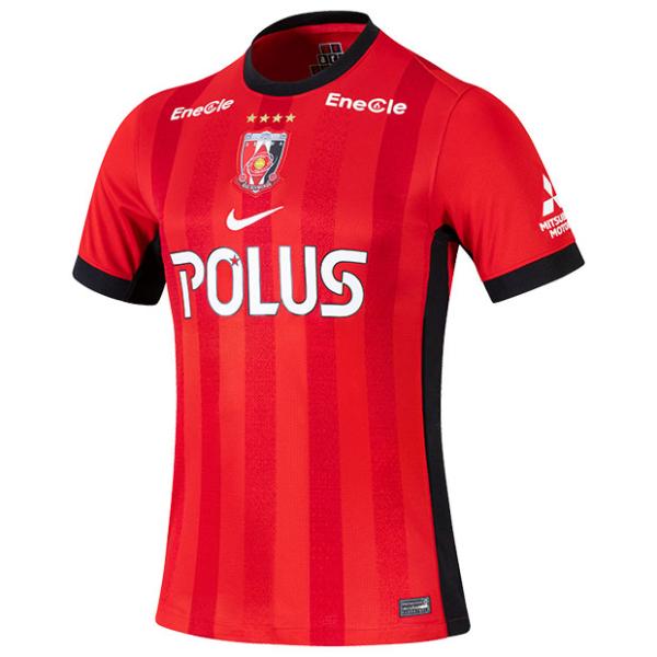 Jリーグ・浦和レッズ、2026年Jリーグ記念大会モデル、ホーム用スタジアムジャージ。2026年明治安田百年構想リーグ着用ユニフォームのレプリカモデル。伝統の赤を継承した縦に走るストライプ柄のユニフォームを身に纏い、半年間の特別な舞台で勝利を...