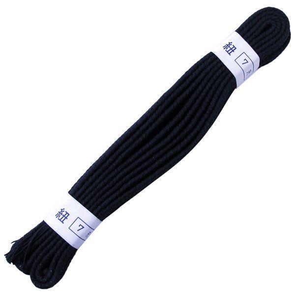 ケミカル染の紺面紐です。色落ちが殆どなく、柔らかいため最初から使い易くなっております。※白道着などで使っていくと、擦れて色移りが出る場合がございます。7尺の面紐ですので、紐の付け始めが下側の両脇から始まる方用です。一般的に学生さんなど多くの...