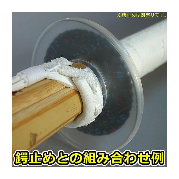 様々な鍔止めとの組み合わせが面白い、透明のプラスチック製鍔(つば)です。内径は、S・約29mm　M・約31mm　L・約33mm　※竹刀の柄の太さによっては、調整が必要な場合があります。鍔がきつい場合はカッターやヤスリなどで削ってご使用くださ...