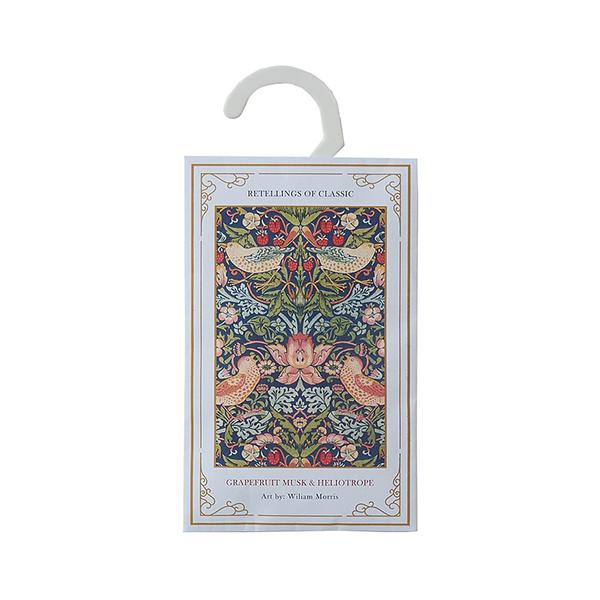 「リテリングスオブクラシック　ワードローブサシェ　ストロベリーシーフ（グレープフルーツムスク＆ヘリオトロープ）」は、ワードローブの中に掛けることで、衣類もほのかに香るワードローブサシェです。ハンガーを畳み、写真立て等に飾ることで香る絵画とし...