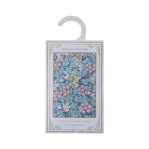 「リテリングスオブクラシック　ワードローブサシェ　ジャスミン（コットンシクラメン＆シダー）」は、ワードローブの中に掛けることで、衣類もほのかに香るワードローブサシェです。ハンガーを畳み、写真立て等に飾ることで香る絵画として楽しむことが出来ま...