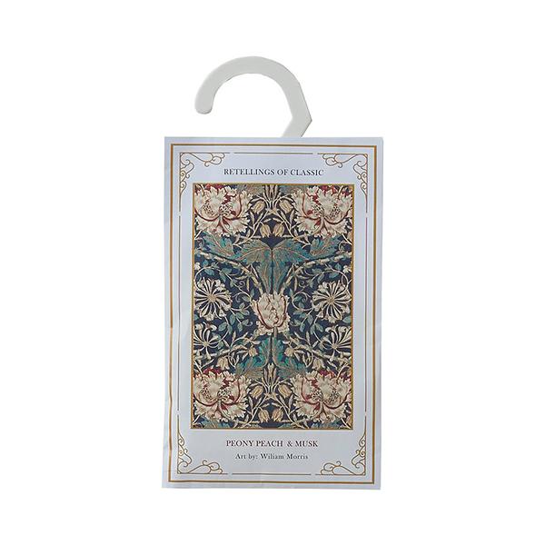 「リテリングスオブクラシック　ワードローブサシェ　ハニーサックル（ピオニーピーチ＆ムスク）」は、ワードローブの中に掛けることで、衣類もほのかに香るワードローブサシェです。ハンガーを畳み、写真立て等に飾ることで香る絵画として楽しむことが出来ま...