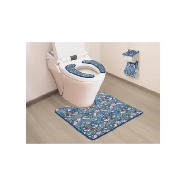 「いちご泥棒」柄の厚手のトイレマット！時代を超えて愛される「いちご泥棒」を全面にあしらったデザイン！「いちご泥棒」は、かつてウィリアム・モリスが滞在した別荘の庭でツグミがいちごをついばむ様子に着想を得て描かれた作品です。それまでなかった赤や...