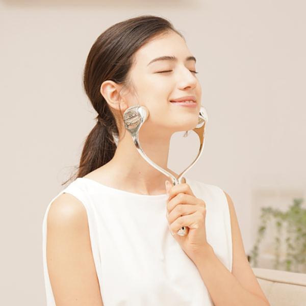 刺さない鍼でおうちエステ新感覚！「いた気持ちいい」ローラーでおうちが高級エステに早変わり。2つの『鍼』ローラーがほほ・あごを挟み込み転がるので、フェイスラインを左右対称に引き上げながらお肌を刺激！