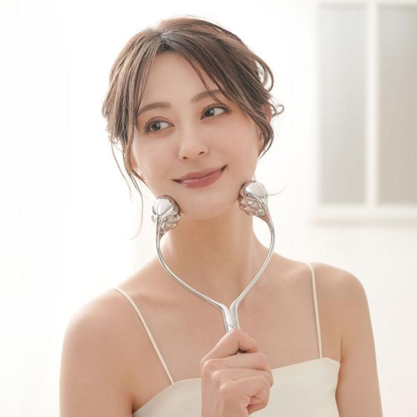 自宅ケアで手軽にエステ気分！２つのウェーブ状のローラーでフェイスラインを挟み込んでグッと持ち上げるあごからほほにかけて転がすだけの自宅エステ！まるでエステティシャンがやさしく肌をタッピングするような心地良さです。