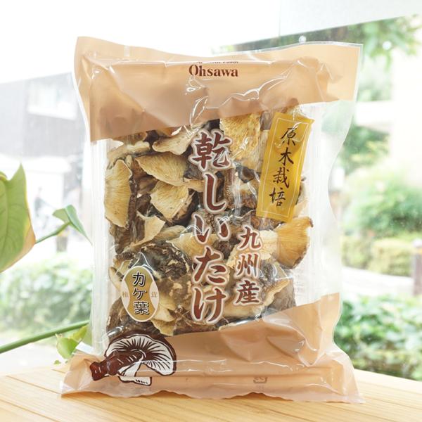 ■通常品の欠けた葉の部分を集めたもので、可食部100％■葉の柔らかい部分のみなので、早く戻り、出しを取った後も調理しやすい■椎茸の香り良く美味しい【内容量】50g【原材料】椎茸(宮崎・熊本・鹿児島産)※商品画像内の記載の賞味期限は写真撮影時...