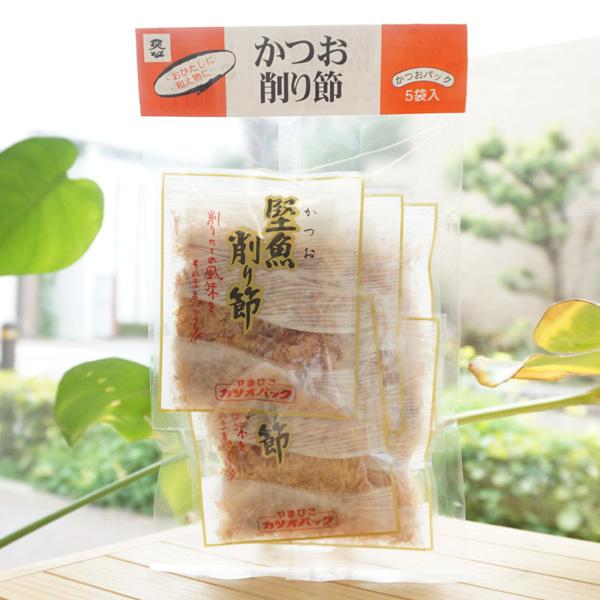 ■本品は昔ながらの製法をもとに、素材を生かした製法で作られています。■伝統的な焙乾法でつくられたかつおの節をパックにしました。■使い易いうえ、かつおの節が削りたての風味のまま、利用できます。■一貫生産にて生産しています。■厚めに削ることによ...