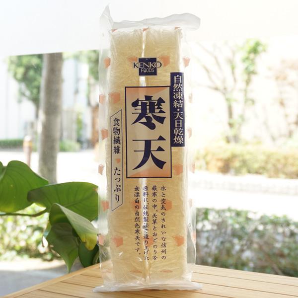 水と空気のきれいな信州の厳寒の中で天日乾燥し、伝統製法で作り上げました。漂白剤は使用していない、自然の色そのままの寒天です。食物繊維を豊富に含んだ低カロリーの食品です。【原料名】天草（国産、韓国産、その他）、おごのり【内容量】2本※商品画像...