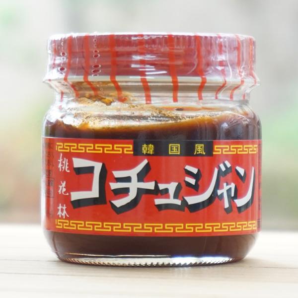 使いやすい、マイルドな味わいの甘唐辛子味噌。味噌をベースに唐辛子をはじめシンプルな原料を練りこみ仕上げました。コチュジャンをよく使う本場の方にも喜ばれる、自慢の自家製コチュジャン。【原料名】味噌（国内製造）、砂糖、本みりん、唐辛子、しょうゆ...