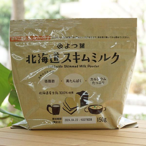 北海道産の生乳から乳脂肪分を除去した「脱脂乳」を乾燥させたもの。お菓子作りや製パン、お料理などに幅広く活用できます。水やお湯に溶かせば無脂肪牛乳代わりになるので、非常食にも。【原料名】生乳（北海道産）【内容量】150g※商品画像内の記載の賞...