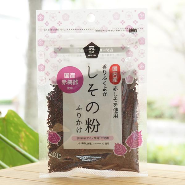 ■国内産の赤しそを梅干し造りでできる梅酢と食塩（シママース）に漬けて、じっくり乾燥させて粉砕■香り豊かなしその風味が生きたふりかけ■調味料（アミノ酸）不使用■食塩（シママース）使用【原料名】しそ（国内産）、梅酢、食塩【内容量】40g※商品画...