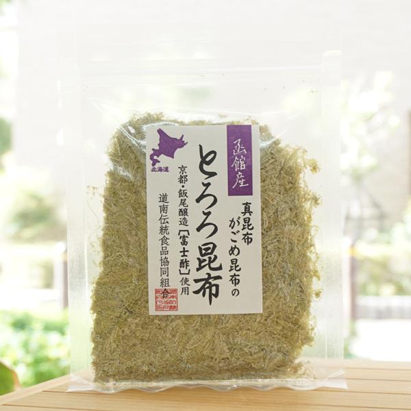 ■北海道道南地区の「函館産真昆布」ととろみ豊かな「がごめ昆布」を7:3でブレンドしました。■農薬不使用の飯尾醸造の米酢「富士酢」に浸してゆっくり熟成させ、旨みを引き出し、1/100mmで削りだした羽二重のようなとろろ昆布です。■食用の糊も使...