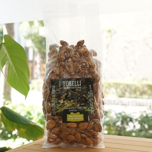 周囲に大きな道路や工場など無いアルタムルジャ国立公園に隣接し、EUオーガニック認定されたトレリ農園ではこの4種の原種のアーモンドを完全無農薬で栽培し、それを1袋にまとめて販売している。そして自然の環境に近い不耕起栽培を実践。天日干しのみで殺...