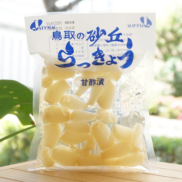 鳥取砂丘地で栽培されたらっきょうは、絹の歯触りといわれる程繊維質が柔らかく、パリっとした歯切れの良さが特徴です。食品添加物を一切使用せず、長期熟成された純米醸造酢、蜂蜜、三温糖、天然果実酵母でおいしく甘酢漬けにしました。【原料名】らっきょう...
