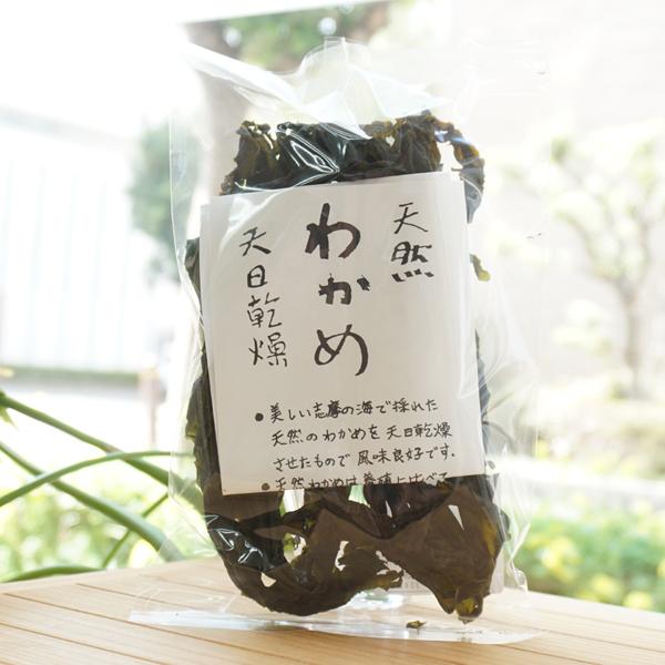 ■三重県産・天然わかめを天日乾燥させたもので、風味良好です。■天然わかめは養殖に比べてコシがあります■海水で洗っています【原材料】天然わかめ【内容量】40g※商品画像内の記載の賞味期限は写真撮影時のもので出荷の商品は賞味期限内のものをお送り...