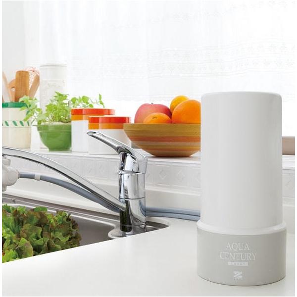 シンプルでスタイリッシュな浄水器、アクアセンチュリースマートがリニューアル。コンパクトなデザインはそのままに、浄水能力が7,000Lから7,500Lにアップしました。高性能なろ過材で、残留塩素やトリハロメタン、有機フッ素化合物の一種であるP...