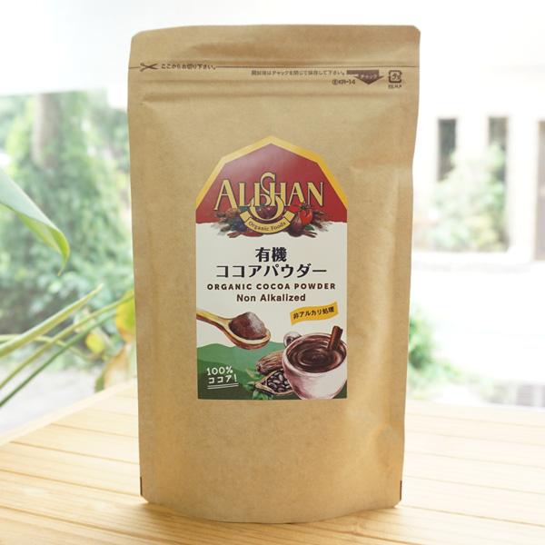 アルカリ処理。色味が薄く、カカオの自然な風味が特徴です。ティースプーン2,3杯のココアと同量の甘味料に少量の牛乳を鍋に入れ良く混ぜ合わせ中火にかけてから１４０mlの牛乳を加え温めて沸騰直前に火を止めればホットココアのできあがり。【原料名】有...