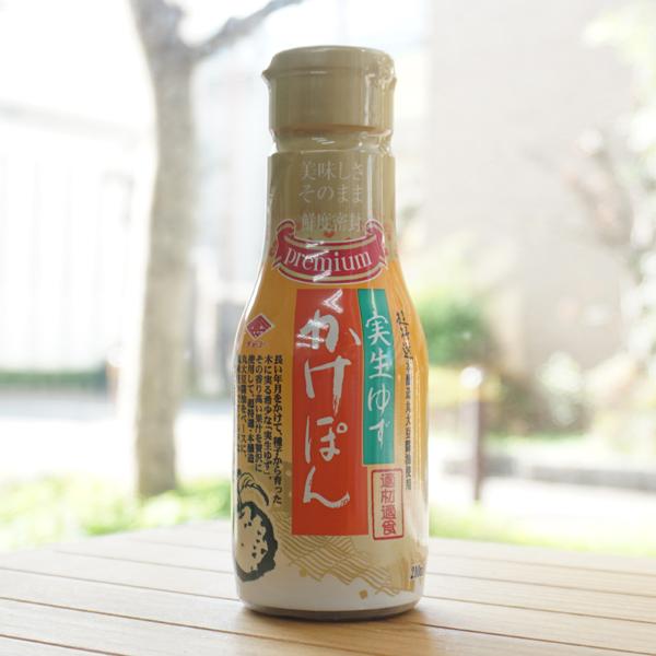 ■長い年月をかけて種子から育った木に実る希少な「実生ゆず」を贅沢に使用して、超特選・本醸造丸大豆醤油をベースに風味豊かでマイルドな味わいのぽん酢しょうゆに仕上げました。■高知県産のゆず使用。のびやかな香りが特長です。■容器は二重構造で酸化を...