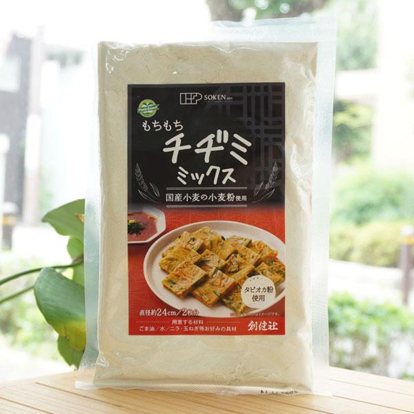 ■国産小麦の小麦粉とタピオカ澱粉を使用したチヂミミックス。■昆布粉末、オニオン粉末、しいたけ粉末を加え風味よく仕上げました。■もちもち食感のチヂミをご家庭でお楽しみ下さい。■動物性原料、化学調味料不使用。■直径約２４ｃｍ　２枚分。【原料名】...