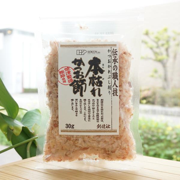 ■静岡県焼津産かつお使用。■殺菌効果及び酸化防止の為の焙乾（ならとくぬぎの木で燻し臭を付ける）を約３ヶ月間行ったかつお節（荒節を一般的に削ったものが花かつお）に昔ながらの発酵技術のカビ付け（枯らすこと）と天日干しの作業を交互に４回以上繰り返...