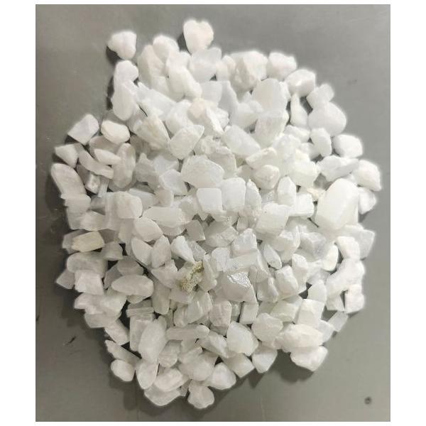 寒水石・2分（約６mm前後）２０ｋｇ(九州福岡県 香春岳産)こちらはお取り寄せ商品となります。寒水石は、袋に製品を挿入する為の穴が空いておりまして、輸送や移動の際にその穴から中身が漏れ出る場合がございます。その穴をふさぐ為、粘着テープ等を貼...