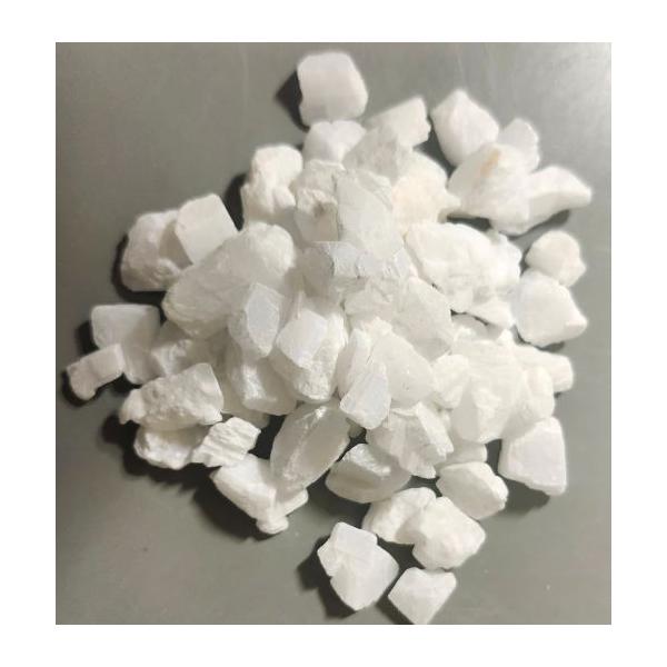 寒水石・3分（約６mm前後）２０ｋｇ(九州福岡県 香春岳産)こちらはお取り寄せ商品となります。寒水石は、袋に製品を挿入する為の穴が空いておりまして、輸送や移動の際にその穴から中身が漏れ出る場合がございます。その穴をふさぐ為、粘着テープ等を貼...