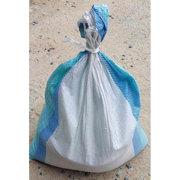 ＰＥカラー土のう袋（ガラ袋）400枚名称は土のう袋で、当店では袋詰めの砂も通常この土のう袋（ガラ袋）を使用いたしております。しかし正直に申しますと、土のう袋と言うより、ガラ袋としてご利用いただくのが最適な袋です。現場などで、ゴミやガラを詰め...