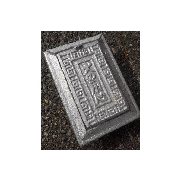 △△在庫切れの場合、入荷までしばらくお時間をいただいております。掃除口・灰出し口などとも呼ばれており、直焚き風呂等にススや灰がたまり、不燃となったりするのを防ぐため、定期的に灰出し掃除をする為の掃除口で、上にスライドする形で開閉出来ます。ス...