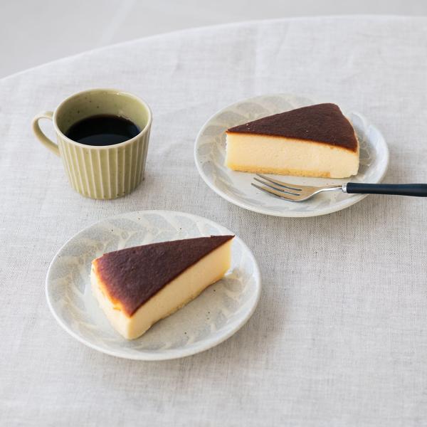 リーフの柄がフチに施されたプレートは、取り皿として使いやすいサイズです。乳白色のまだら模様の釉薬で味わいある仕上がりになっています。洋風の柄を味わいある釉薬に仕上げたことで、和食器としても使いやすい風合いに。また、リーフ柄を淡い色味に仕上げ...