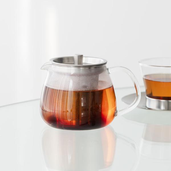 ずっしりした安定感あるフォルムの耐熱ガラスティーポットです。持ち手が太いので持ちやすく、安定して注ぐことができます。容量はティーカップ約3杯分（1杯150ml程度）と、使い勝手が良い大きさです。電子レンジ使用可○（ガラスのみ）食器洗い乾燥機...