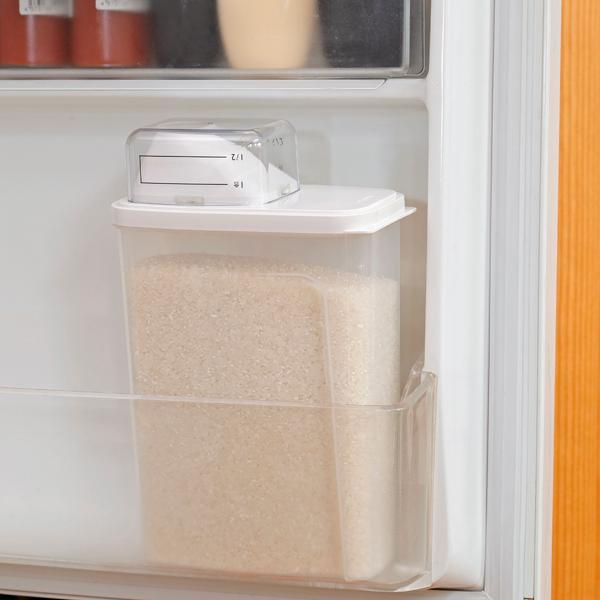 お米を保存するのに良いとされる、冷蔵庫に収納出来る米びつです。約2kg分のお米が入ります。1合・1/2合が計れる計量カップ付き。サイズ：W96×D171×H266mm材質：本体＝ポリプロピレン／フタ＝ポリエチレン／計量カップ＝AS生産国：中...