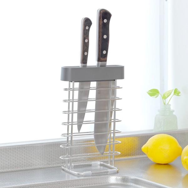 スタンドタイプのナイフホルダー。包丁の差し込み口は傾斜をつけて差し込みやすくデザインされています。刃渡り18cm以下の包丁に使用できます。サイズ：W14×D8.5×H20.5cm材質：ABS、18-8ステンレス鋼生産国：中国検索タグ：ポイン...