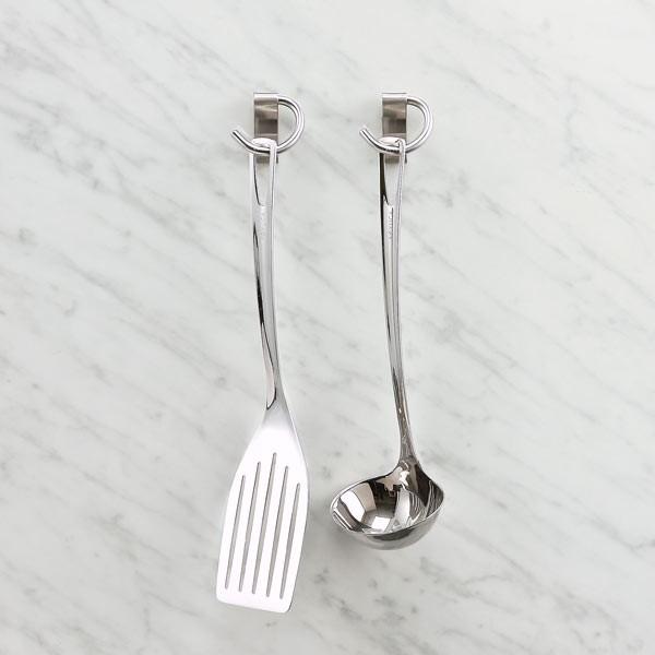 磁石で壁面に取り付け可能なフック。ちょっとした小物をかけるのに便利です。■取り付けられる所（光沢のある平らな面） ・冷蔵庫・洗濯機などの金属塗装面 ・ホーロー流し台、スチール製品 ■取り付けらない所 （凹凸、ザラザラ、ツヤ消しや傷のある面）...