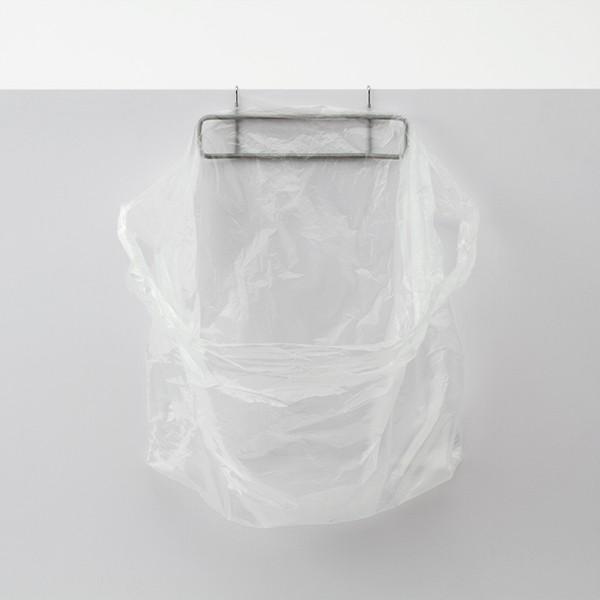 シンク下扉にかけ、さっと袋をかけることができるダストバックホルダーです。扉板厚＝2.3cm以下の扉に設置可能です。サイズ：W22.3×D4.9×H7.5cm／シンク下扉板厚2.3cm以下対応材質：スチール（クロムめっき）、ディッピング（PV...