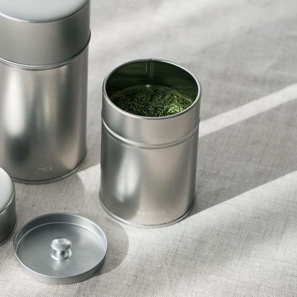 中蓋つきの密閉性のある茶筒です。約100ｇほどの小容量タイプで、茶葉を小分けしたり、少量の茶葉を保管するのに便利です。容量は、一般的な緑茶や煎茶を例にした容量のため、あくまで目安となります。茶葉によっては体積があり、記載量の収容が難しいこと...
