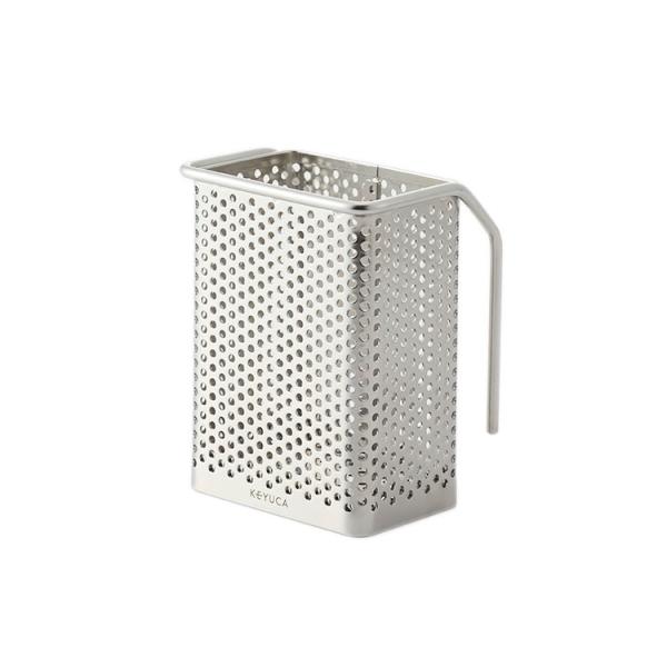 ドレーナー（水切りかご）のオプションとして使用できる、パンチング材を用いたカトラリーポケットです。極限までシンプルにデザインしました。隙間を極力なくしたのでお手入れが簡単、衛生面でも安心です。「B-PROP シングル メッシュセット」でも使...