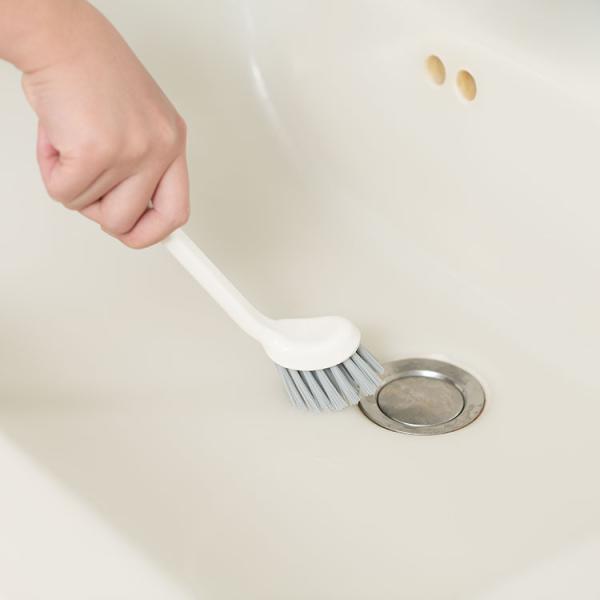 細かいところを洗うのに適した柄つきの浴室・洗面用ブラシです。ハンドルに穴が空いていてフックにもかけやすい形状になっているので、衛生的にお使いいただけます。サイズ：W3.5×D4.5×H24cm／重量＝約45g材質：本体・毛＝ポリプロピレン生...