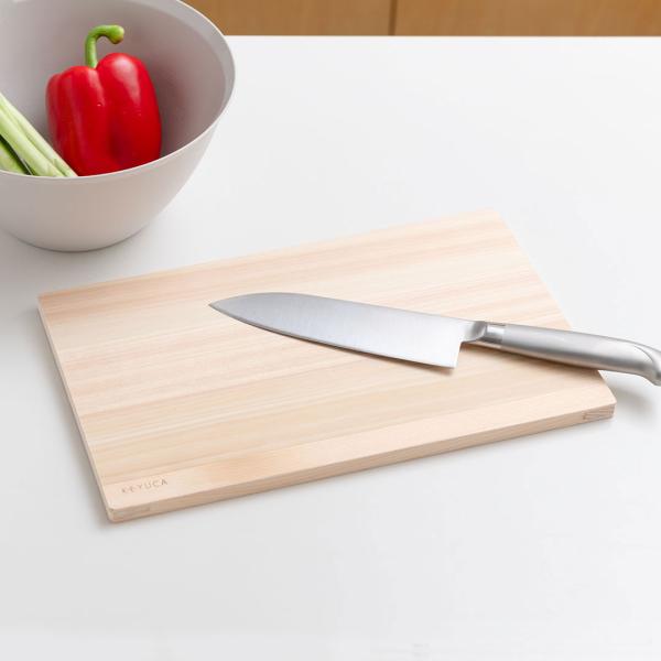 明るい色調で木目が美しい、国産のヒノキから作ったまな板です。肌目が細かく適度な硬さで、包丁の刃あたりが良いヒノキのまな板は、一般家庭はもちろん料理店などでも多く使われており、その品質の高さが伺えます。サイズ：W33×D20×H1.2cm／約...