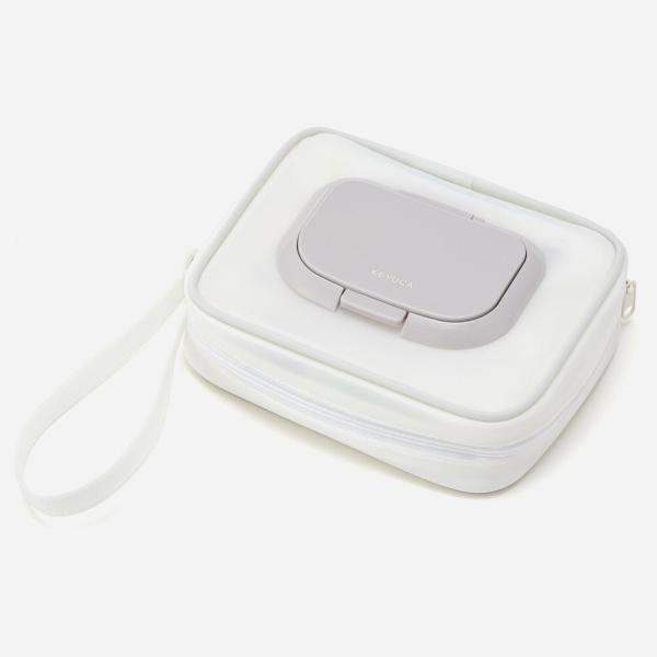 おしりふきやウェットシートを入れられるポーチです。はさむだけで繰り返し使える抗菌フタ付きです。フタは片手でワンプッシュで開閉できるので、手が汚れていたり、片手が塞がっていてもすぐに取り出せます。パッキンが付いているので中身が乾きにくい仕様で...