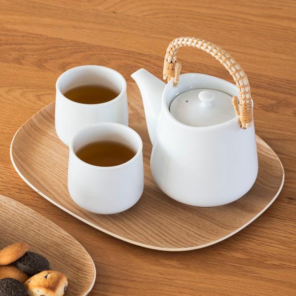 柔らかい四角形状のスナックトレイです。表面にすべりにくいウレタン加工を施してあるため、食器やコップを運ぶ際の細かい揺れを抑え、安定して運ぶことができます。ちょうどいいサイズ感でちょっとしたスナック菓子を乗せたり、ティータイムに便利です。食器...