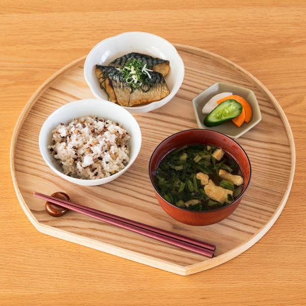 どんな食卓でも引き立てる、木製の半月トレイです。表面にすべりにくいウレタン加工を施してあるため、食器やコップを運ぶ際の細かい揺れを抑え、安定して運ぶことができます。大きめなサイズなので様々なシーンで活躍します。食器洗い乾燥機使用不可×【天然...