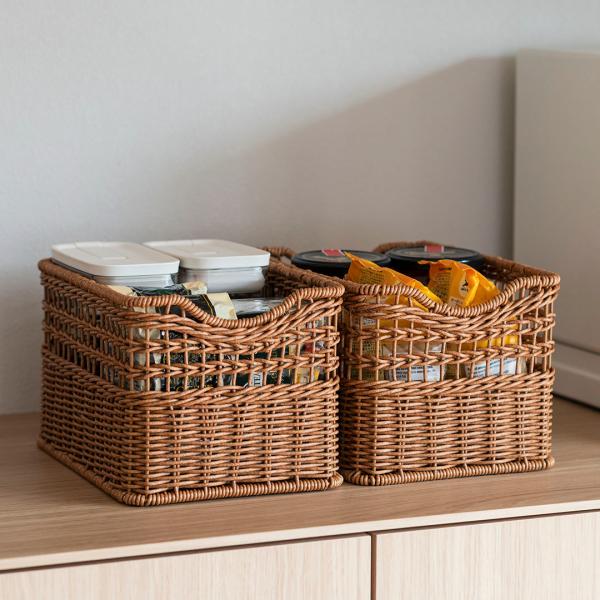 水や汚れに強く、毎日のお手入れも簡単なPP(ポリプロピレン)ラタン。樹脂製ながら、まるで本物のラタンのようなあたたかみのある風合いで、キッチンやリビング、ランドリーなど様々な空間に馴染みます。上部は隙間をあけた編み方で、中身が近くで確認しや...