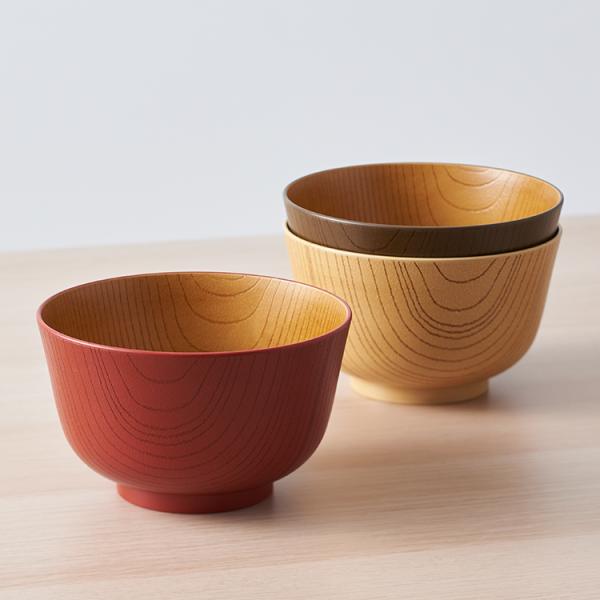 日常使いに扱いやすいレンジも食洗機もOKな木目調の樹脂丼です。カラー塗装の上にひとつひとつ職人さんが塗り込んだ漆が味わい深く、本物の木のような見た目に仕上がっています。電子レンジ使用可○食器洗い乾燥機使用可〇サイズ：Φ13.5×8cm／満水...