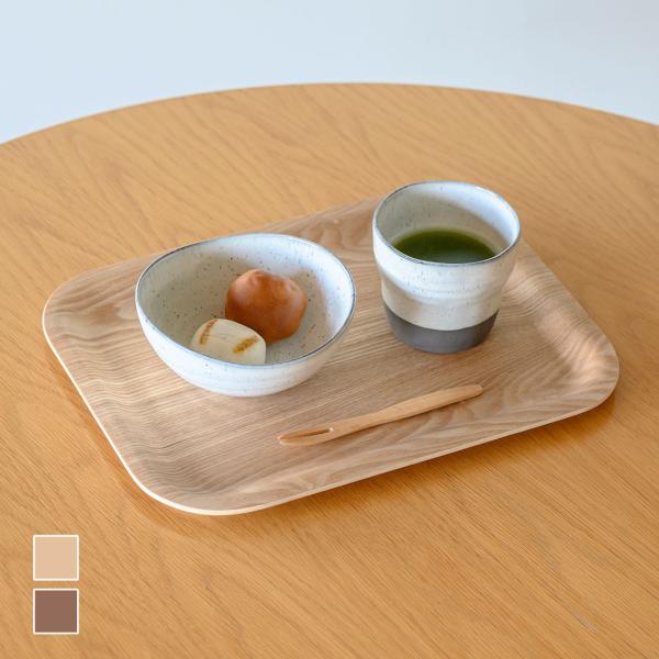 表面にすべりにくいウレタン加工を施した木製トレイです。食器やコップを運ぶ際の細かい揺れを抑え、安定して運ぶことができます。全周の幅広い持ち手は置いた状態からもサッと持ち上げやすく、しっかり掴んで運ぶことができます。フラットな形状のため、食卓...