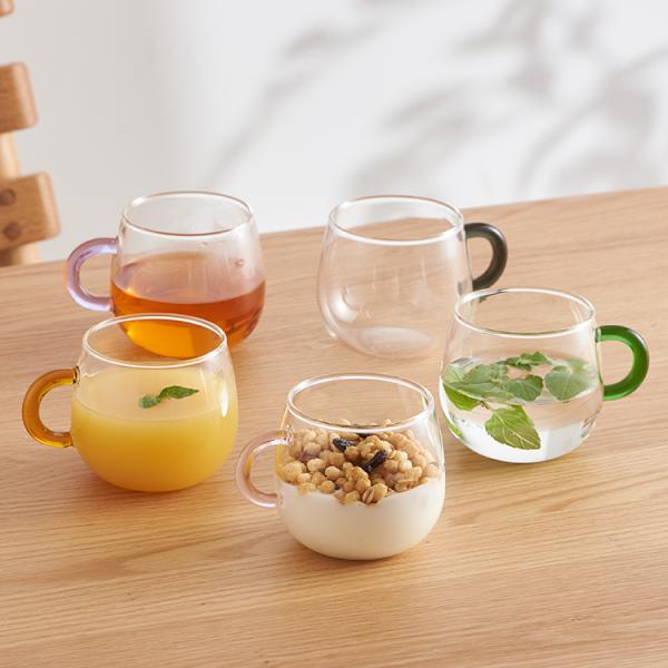 ティータイムを楽しく彩る、丸みのあるフォルムが可愛らしいティーカップシリーズです。電子レンジ使用可〇食器洗い乾燥機使用可〇※「パープル/ブルー」のみ、太陽光や白熱電球の光の下ではハンドルがパープル色に、蛍光灯の光の下では薄いブルーに色が変化...