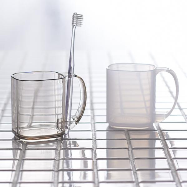 ハブラシを立てられる取手がついた樹脂コップです。底面に水はけを良くする切り欠きがあります。割れの心配がなくお子様もご使用いただけます。サイズ：W11.2×D7×H9.2cm／満水容量＝320mlカラー：ブラウン、ホワイト材質：PET生産国：...