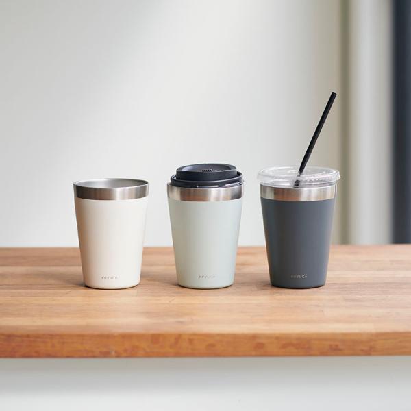 直接飲み物を入れても、カップホルダーとしてコンビニやカフェでテイクアウトした飲み物をカップごと入れてもOKな2wayタンブラーです。真空2重構造のため保温保冷効果があり、冷たい飲み物を入れた時は結露もしません。オフィスで使用するのに手やデス...