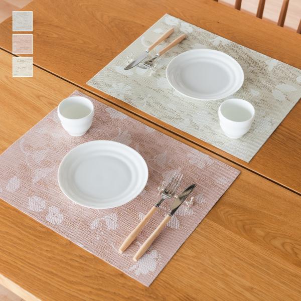 大振りな花柄と金色のアクセントが華やかなランチョンマットです。明るい色使いの表面と、金色がより目立ち落ち着いた裏面の印象が異なる2WAYで楽しんでいただけます。水が染み込まない塩化ビニル製のため、お手入れしやすく、毎日の食事におすすめです。...